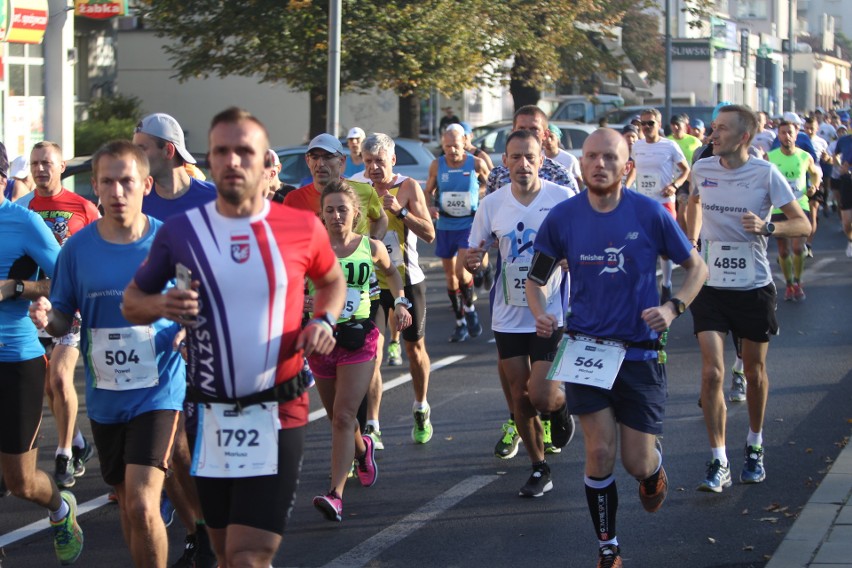 Zdjęcia z maratonu w Poznaniu 2018 - biegacze na pierwszym...