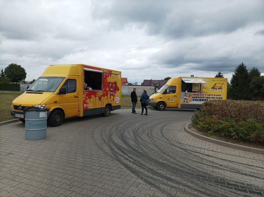 Zlot food trucków w Ostrowi Mazowieckiej. Food trucki stoją przy Trębickiego przez cały weekend 17 - 18.09.2022
