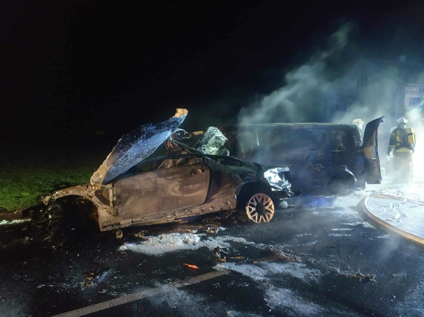 Śmiertelny wypadek w miejscowości Gzinka pod Łowiczem. Samochody po zderzeniu stanęły w ogniu! ZDJĘCIA