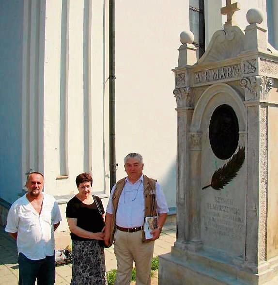 Przy pomniku nagrobnym Szymona Błahuszewskiego od lewej;...