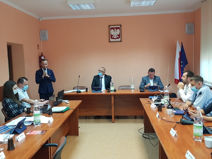 Wójt gminy Miedziana Góra Damian Sławski z jednogłośnym wotum zaufania i absolutorium za wyknanie ubiegłorocznego budżetu