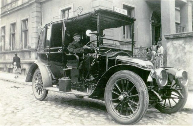 Piękny renault na jednej z koszalińskich ulic. Rok 1936.