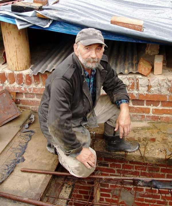 - Jestem bardzo wdzięczny za okazaną nam dotąd pomoc - mówi Stanisław Gromulski z Łęczyna. Na razie nie stać go na odbudowanie spalonego dachu.