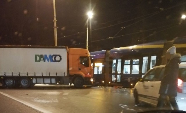 W czwartek wieczorem (3 stycznia) na skrzyżowaniu ulic: Skłodowskiej-Curie oraz Wschodniej w Toruniu doszło do zderzenia samochodu ciężarowego marki Renault z tramwajem MZK. ------>czytaj dalej----->