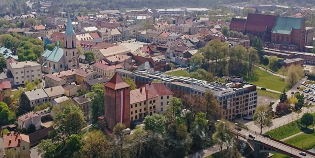 Kadr z filmu promocyjnego, który ma zachęcać do zwiedzania zabytków i innych ciekawych miejsc w Starym Mieście w Oświęcimiu