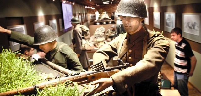 Jednym z ważniejszych elementów nowej wystawy są dioramy. Tu pokazani są walczący żołnierze.