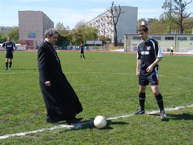 Ksiądz biskup Krzysztof Nitkiewicz symbolicznym pierwszym kopnięciem piłki rozpoczął mecz Sandomierza z Opolem.