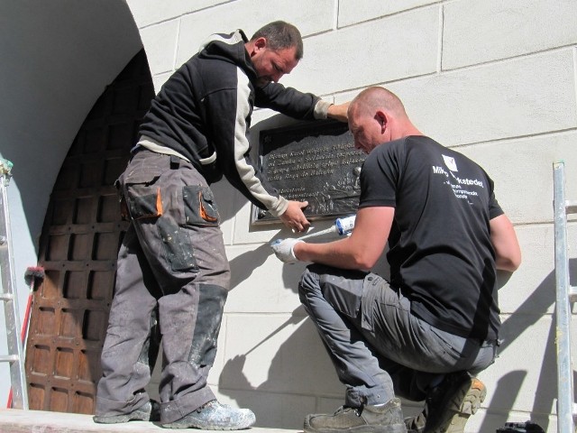Skromna tablica, którą wczoraj instalowali robotnicy, ma przypominać, że Jan Paweł II był w Świdwinie. Choć prywatnie, ale jednak.