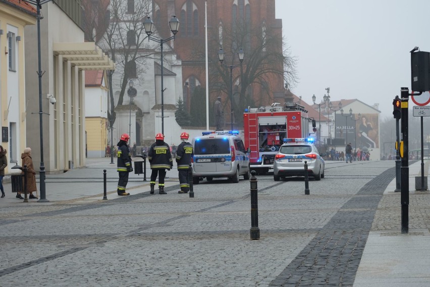 Policja i straż pożarna przed restauracją Astoria w...