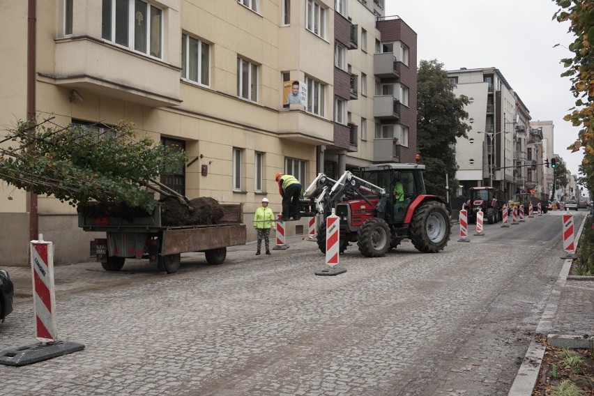 Prace nadal prowadzone są na odcinku ul. Sienkiewicza od ul....