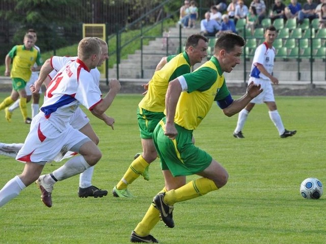 Janusz Hynowski (drugi z prawej) i Tomasz Walat (trzeci z prawej), należeli do najlepszych zawodników wczorajszego meczu piłkarzy Siarki Tarnobrzeg z Unią Nowa Sarzyna.