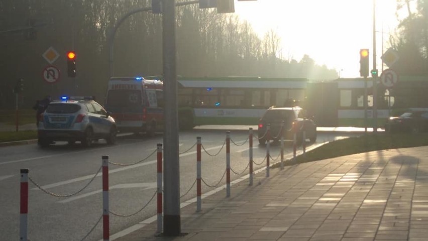 O zderzeniu z autobusem informują się nawzajem uczestnicy...