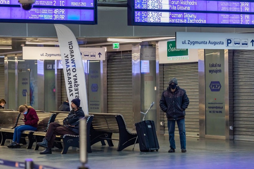 Hala dworca PKP w Bydgoszczy. Witryny sklepowe zasłonięte...