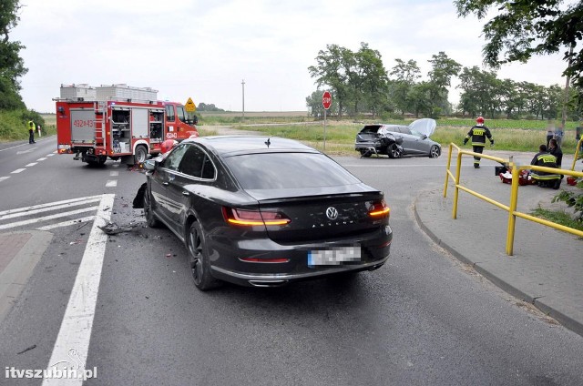 Do wypadku doszło w niedzielę (10 czerwca) po godzinie 19. Zderzyły się dwa samochody marki volvo i volkswagen. W wyniku wypadku jedna osoba ucierpiała i została zabrana do szpitala. Okoliczności wypadku wyjaśnią policjanci. Dlaczego warto nosić odblaski? Mówi Sławek Piotrowski.