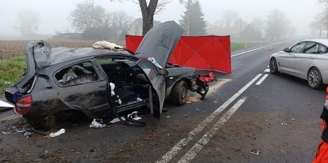 Śmiertelny wypadek na trasie Pniewy-Tarnowo Podgórne, między Bytyniem a Sękowem. Uczestnicy wypadku zginęli na miejscu.Zdjęcia z tragicznego wypadku -->