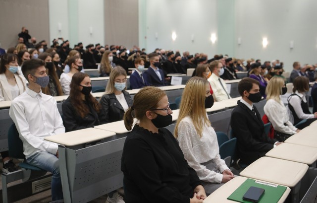 Uniwersytet zdecydował, że wykłady w grupach powyżej 50 osób mają być prowadzone zdalnie. Zdjęcie  - z tegorocznej inauguracji.