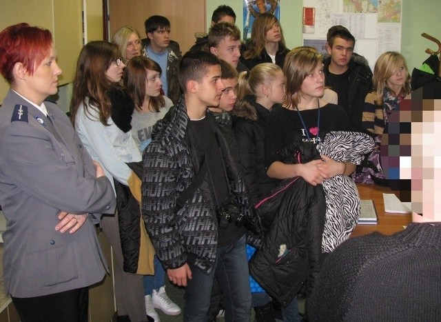 15 gimnazjalistów odwiedziło lęborską policję.