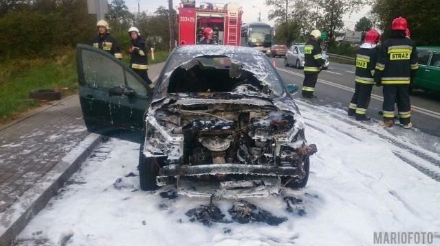 Samochód zapalił się na skrzyżowaniu z sygnalizacją świetlną w Dąbrowie pod Opolem. Gasili go strażacy z Ochotniczej Straży Pożarnej w Dąbrowie oraz zawodowi z Niemodlina. Nikomu nic się nie stało.