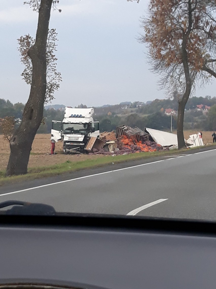 Wypadek w Okocimiu. Ciężarówka uderzyła w stojący bus. Krajówka zasypana ziemniakami