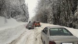 Droga na przełęcz w Karkonoszach zasypana. Bardzo trudne warunki