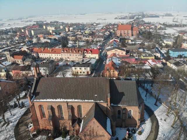 Radziejów zimą - widoki z lotu ptaka. Radziejów z drona. Obejrzyj z góry swój dom! [zdjęcia];nfOdnajdź na zdjęciach swój dom...Flash Info odcinek 2 - Tragiczny wypadek na A1, komisariat obrzucony koktajlami mołotowa!