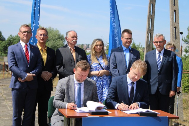 PKP Polskie Linie Kolejowe S.A. podpisały umowę na projekt modernizacji i elektryfikacji linii kolejowej na odcinku Piotrków Trybunalski - Bełchatów z wydłużeniem do Bogumiłowa.