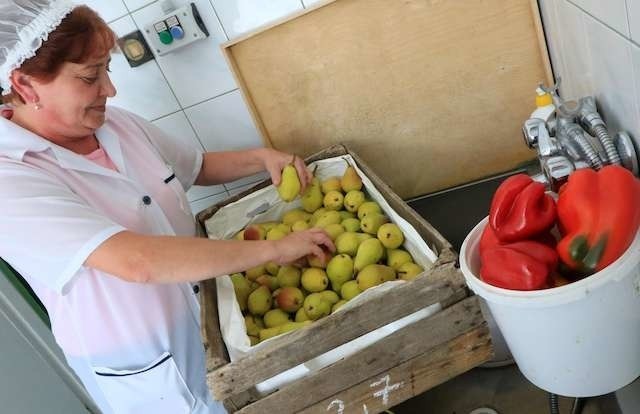 Dzięki staraniom pań kucharek pracujących w  szkolnych stołówkach obiady uczniom bardzo smakują