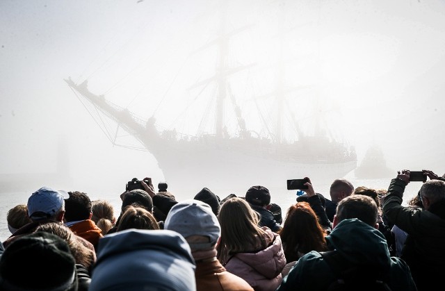 Dar Młodzieży wpłynął do gdyńskiego portu przed godz. 11 w eskorcie parady statków, których jednak nie sposób było dojrzeć ze względu na warunki atmosferyczne. Gęsta mgła spowiła okolice Mola Południowego i właściwie dopiero tuż po przekroczeniu linii falochronów wyłoniła się sylwetka fregaty.