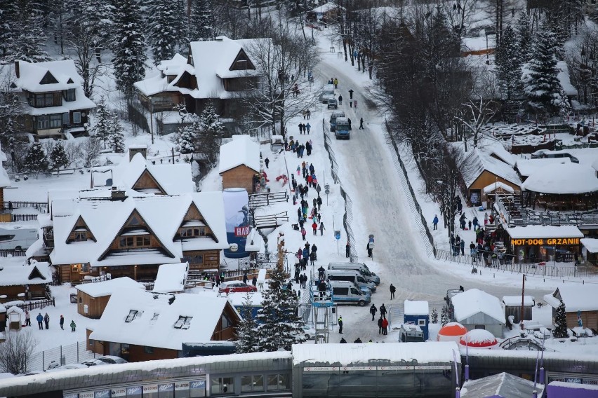 PŚ w skokach narciarskich w Zakopanem. Kiedyś były tłumy kibiców, teraz są pustki. Zobacz zdjęcia z 2021 r. i sprzed lat 