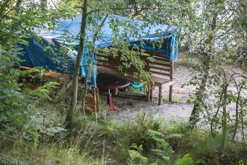 Plaża nudystów nad zalewem leżącego na styku Kryspinowa,...