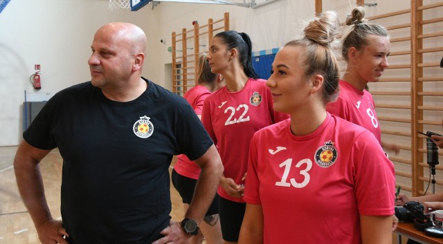 Szczypiornistki Korony Handball Kielce w poniedziałek rozpoczęły przygotowania do sezonu - na razie nie wiadomo, czy w zawodowej ekstraklasie, czy w pierwszej lidze. -Cały czas wierzymy, że jednak zagramy w ekstraklasie - mówił na pierwszych zajęciach trener Paweł Tetelewski.Pierwszy trening odbył się w hali UJK Kielce. -Tydzień później zaczynamy przygotowania. Dziś na zajęciach są wszystkie zawodniczki poza Magda Więckowską, która jest jeszcze w Bułgarii. W niedzielę dziewczyny grały ostatni mecz w eliminacjach do mistrzostw Europy z Serbią. Gosia Hibner jest po zabiegu na kolano i przez dwa tygodnie będzie jeszcze wyłączona z treningów. Powoli wraca Marta Chodakowska. Mamy nadzieję, że będzie z nią wszystko w porządku i na początku września wejdzie do bramki i zagra pierwszy mecz - mówił podczas pierwszych zajęć trener Paweł Tetelewski.  Jak będą wyglądały przygotowania? -Trenujemy na własnych obiektach. Rano mamy siłownię, albo stadion lekkoatletyczny, na popołudniowe zajęcia są już z piłkami w hali. W planie mamy trzy turnieje w Kielcach, później jedziemy do Czech i na Słowację, a na koniec gramy dwumecz z Varsovią - dodał Paweł Tetelewski. Czy szkoleniowiec wierzy jeszcze w to, że Korona Handball dostanie licencje na grę w ekstraklasie? -Wierzymy w to. Mamy nadzieję, że ludzie ze związku podejmą dobra dla nas decyzję. Liczymy na to, że wyciągną do nas pomocna dłoń, bo łatwo jest coś zniszczyć, a trudno budować.  Korona Handball weszła na poziom ekstraklasy, pokazuje wszystkim, że idzie w dobrym kierunku. Myślę, że jeżeli ktoś chce pomóc tej dyscyplinie, to powinien podjąć taką decyzję, że zostajemy w lidze zawodowej - mówi Paweł Tetelewski. (dor)