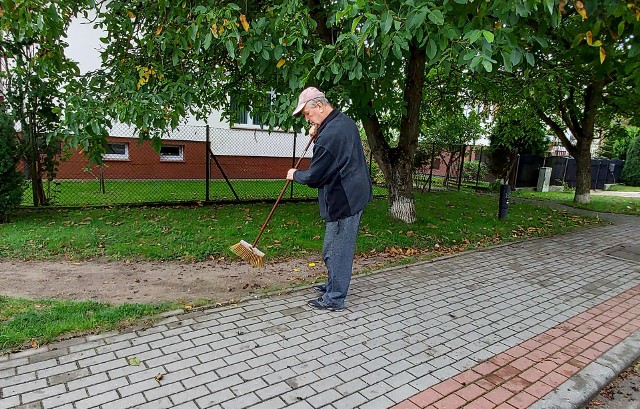 Pan Jan z Koszalina od lat dba o tereny zielone na swoim osiedlu. Robi to z dobrego serca. Po zmianie zasad gospodarowania odpadami ma problem z utylizacją trawy i liści.