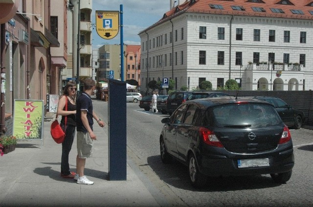 Przy parkomacie przy ul. Parafialnej spotkaliśmy Wojciecha Wiśniewskiego i Paulinę Papierniak. Poszerzanie strefy parkingowej wcale im się nie podoba.