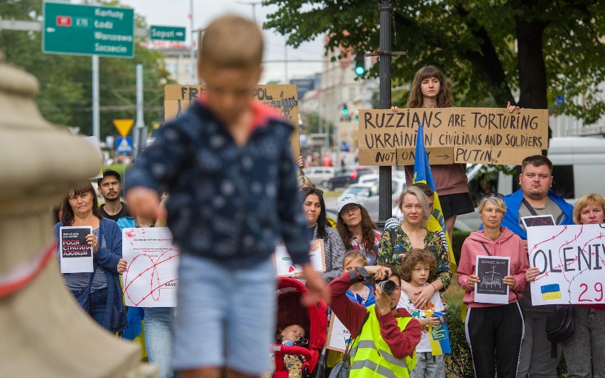 Ukraińcy zorganizowali spontaniczny protest antywojenny pod pomnikiem Jana III Sobieskiego w Gdańsku 07.08.2022