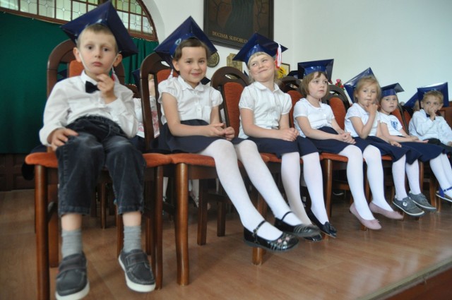 Dzieci z Przedszkola im. Kornela Makuszyńskiego oficjalnie zakończyły rok przedszkolny, a sześciolatki pożegnały się, bo idą do szkoły. 