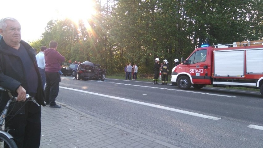 Wypadek na DK 78 w Porębie: Dwie osoby ranne w zderzeniu osobówek