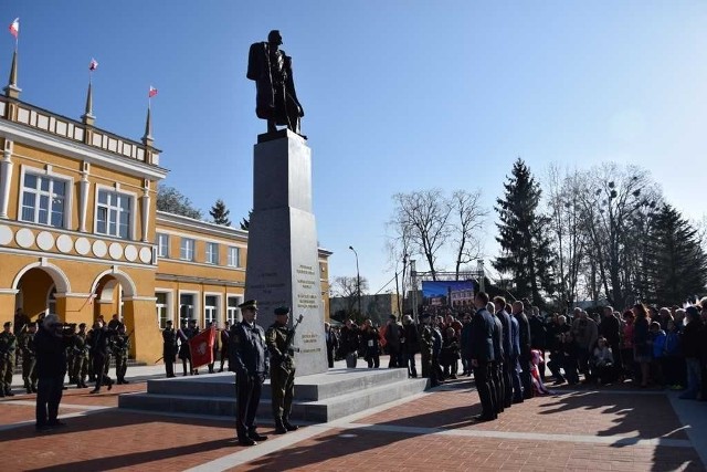 Zbiórka pieniędzy na pomnik Józefa Piłsudskiego trwała 2,5 roku. Monument stanął przed Klubem Batalionowym
