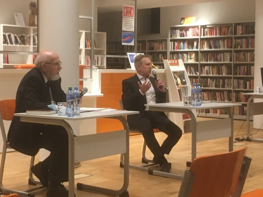 Spotkanie autorskie z Andrzejem Nowakiem- Arczewskim w Ostrowcu. Jego książka "Przykosa" jest bolesna, ale prawdziwa (ZDJĘCIA)