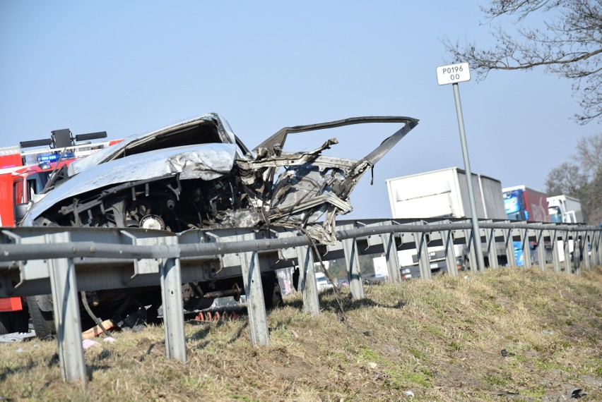 Wypadek w Zabrodziu z udziałem pięciu samochodów, są ranni. 17.03.2022