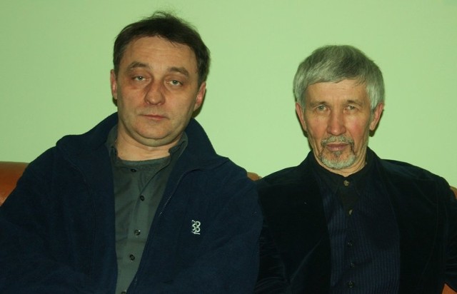 Robert Grudzień i gość koncertu, Włodzimierz Czachowski &#8211; Rylski- z prawej -  stanęli do wspólnej fotografii.