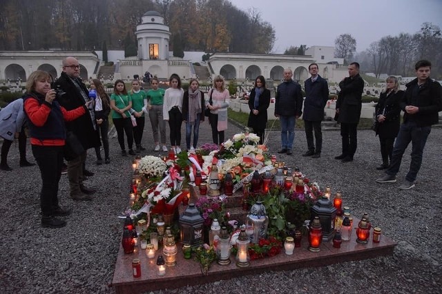 W ramach drugiej edycji akcji „Zapal znicz na polskiej mogile” młodzież ze szkół, które zebrały najwięcej zniczy, wyruszyła z Polski na groby Polaków, którzy zginęli walcząc o Polskę na terytorium dzisiejszej Ukrainy. Uczniowie pojechali w towarzystwie poseł Anny Schmidt-Rodziewicz (PiS) z Jarosławia, przewodniczącej Sejmowej Komisji Łączności z Polakami za Granicą oraz Konsula Generalnego RP Rafała Wolskiego. Znicze zostały zapalone m.in. na cmentarzach w Mościskach, Zadwórzu, Malechowie i cmentarzu Orląt Lwowskich.W wyjeździe na Ukrainę wzięli udział uczniowie Zespołu Szkół Drogowo Geodezyjnych i Licealnych w Jarosławiu, którzy zebrali ponad 1800 zniczy, Szkoły Podstawowa nr 11 z Oddziałami Integracyjnymi w Jarosławiu, SP im. Króla Jana III Sobieskiego w Kańczudze, SP im. Gen. Antoniego Chruściela w Gniewczynie Łańcuckiej. Łącznie zebrano ponad 9 tys. zniczy.W ramach tej akcji,  w Bazylice archikatedralnej Wniebowzięcia Najświętszej Maryi Panny we Lwowie, odbyła się msza f-dur księcia Józefa Poniatowskiego z udziałem abp Mieczysława Mokrzyckiego, konsula Generalnego RP we Lwowie Rafała Wolskiego, Anny Schmidt-Rodziewicz i naszych rodaków na Ukrainie. Msza f-dur została równiez zaprezentowana w archikatedrze w Przemyślu. Msza F-dur, to cudem odkryte i ocalone dzieło autorstwa księcia Józefa Poniatowskiego, bliskiego krewnego ostatniego króla Polski, uważane była za zaginione. Kilka lat temu przypadkiem odkryto wyciąg fortepianowy w bibliotece w Yale w USA.