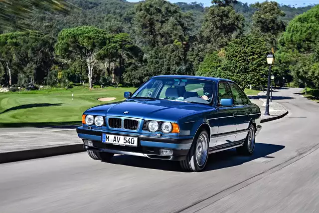 BMW serii 5 E34 (1988-1996)Trzecia generacja BMW serii 5 przeżywa w ostatnich latach prawdziwy renesans. Już nie jako pojazd miłośników domorosłego tuningu i amatorów driftu, a w roli przystępnego w utrzymaniu youngtimera z niezłą perspektywą wzrostu cen. Które wersje tego modelu są godne zainteresowania, a których lepiej unikać - o tym w naszym poradniku.Fot. BMW