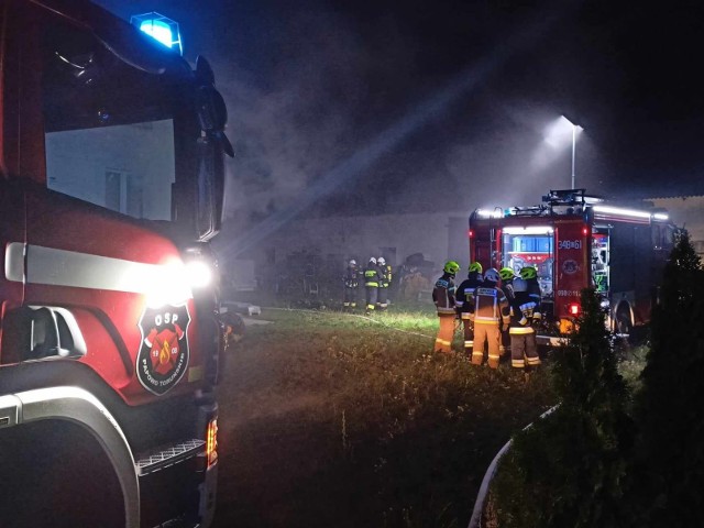 Do pożaru doszło w nocy z 10 na 11 października. Z ogniem w piwnicy budynku mieszkalnego we wsi Gostkowo walczyło pięć zastępów straży pożarnej.