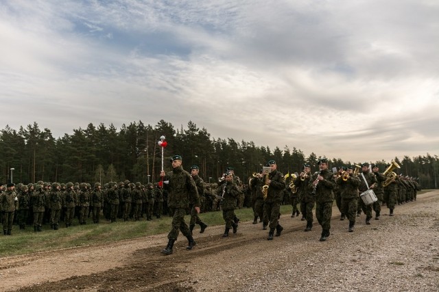 We wtorek 13 października 2015 r. na Ośrodku Szkolenia Poligonowego Orzysz uroczystą zbiórką rozpoczęto najważniejsze i największe tegoroczne ćwiczenie Sił Zbrojnych pk. DRAGON-15.(Źródło video: Dowództwo Generalne RSZ)