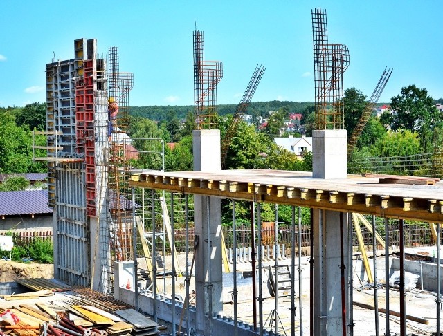 Prace przy budowie basenu trwają od jesieni u. r. Aktualnie prowadzone są roboty budowlane związane z betonowaniem części płyty fundamentowej oraz zbrojeniem elementów pionowych ścian i słupów.