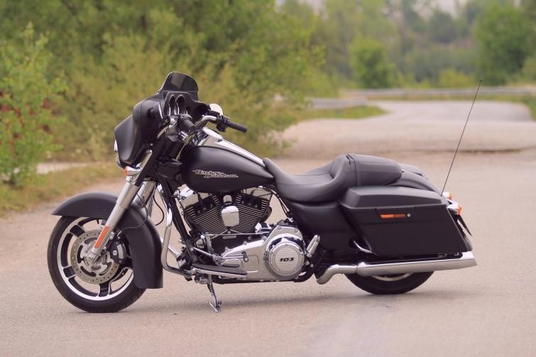 Testujemy: Harley-Davidson Street Glide -  (film, foto)