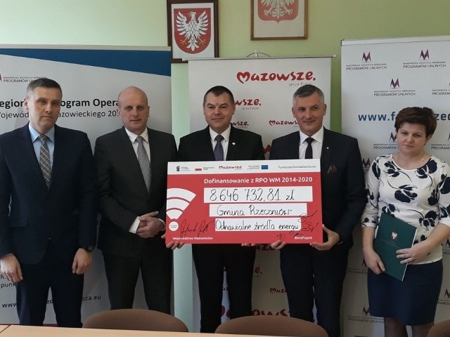 Wójtowie: Artur Szewczyk, Marek Szymczyk, Karol Burek wraz z Rafałem Rajkowskim, wicemarszałkiem Mazowsza.