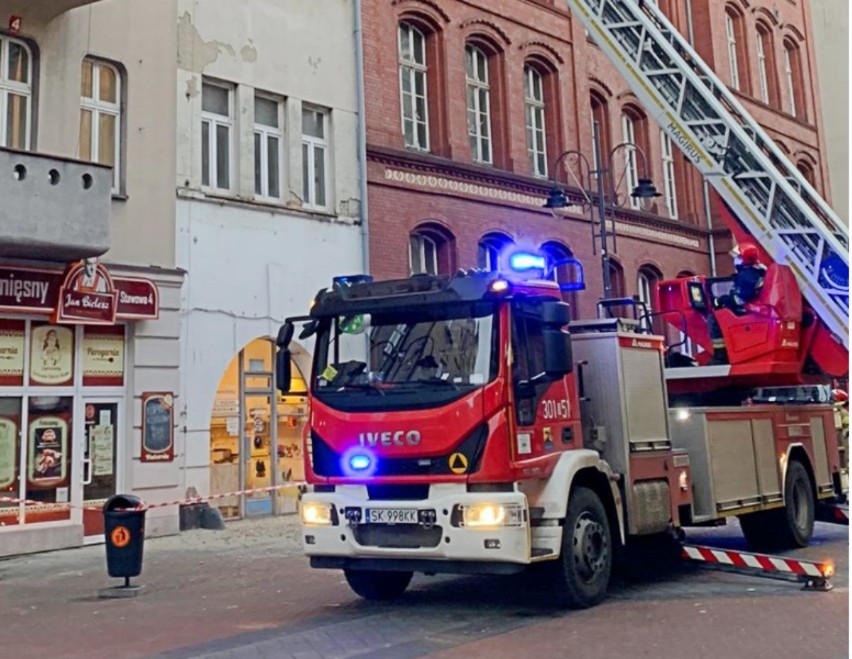 Katowice: przy Stawowej spada tynk z kamienicy. Na pomoc...