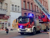 Katowice: przy Stawowej spada tynk z kamienicy. Na pomoc ruszyły dwa zastępy straży pożarnej