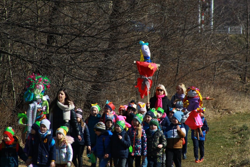 Dzieci ze szkół w gminie Brody przywitały wiosnę. Była świetna zabawa. Zobaczcie zdjęcia